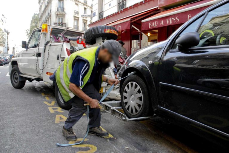 Peut-on garer son véhicule sans plaque sur la voie publique