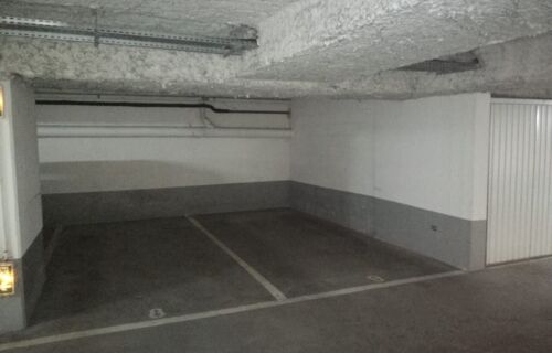 Place de parking au 1er sous-sol, face à la rampe, dans un immeuble moderne du 14ème
