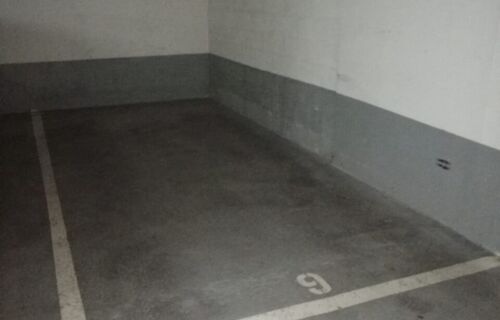 Place de parking au 1er sous-sol, face à la rampe, dans un immeuble moderne du 14ème