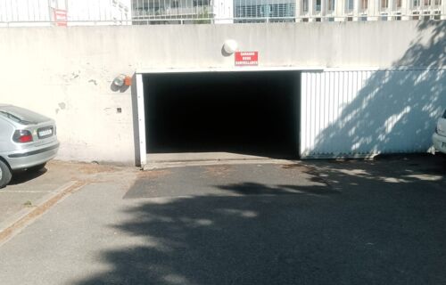 🚗 Place de parking voiture sécurisée – Île de Nantes – Tram à 2 min – Disponible 1er septembre