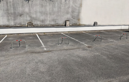 Parking extérieur avec arceau à 12 min à pied de l'Aéroport Paris-Beauvais (BVA)