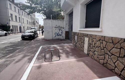 Place de parking privé devant un immeuble