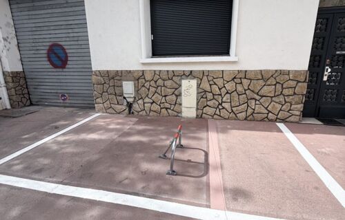 Place de parking privé devant un immeuble