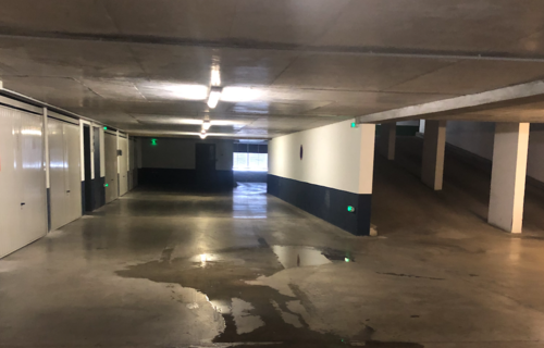 Garage double avec grand cagibi