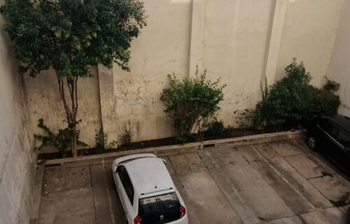 Place de stationnement extérieur avec porte de garage