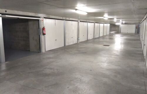 Garage box au pied de l'arrêt tram Jet d'eau T2/T4 DIRECT GARE