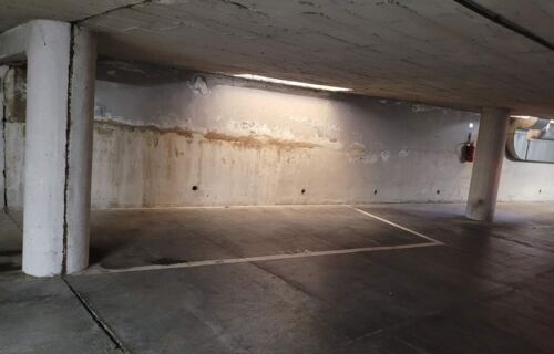 Parking sécurisé, emplacement stratégique