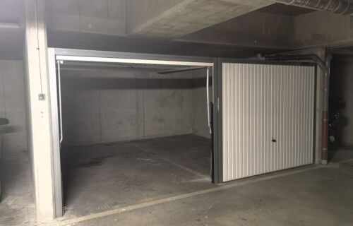 Parking sécurisé et privé de 2 places ( 25m²) avec deux portes individuelles