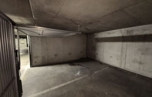 Parking sécurisé et privé de 2 places ( 25m²) avec deux portes individuelles