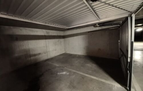 Parking sécurisé et privé de 2 places ( 25m²) avec deux portes individuelles