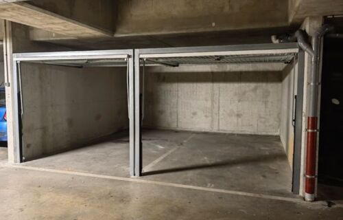Parking sécurisé et privé de 2 places ( 25m²) avec deux portes individuelles