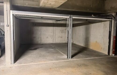 Parking sécurisé et privé de 2 places ( 25m²) avec deux portes individuelles