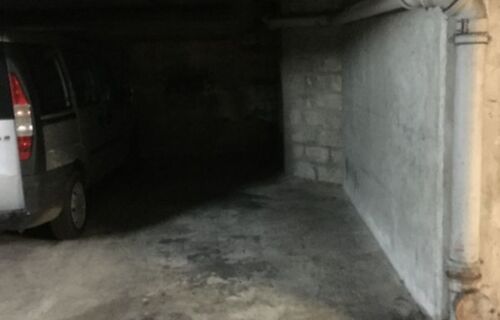 Place de parking sous terrain entre blanche et pigalle