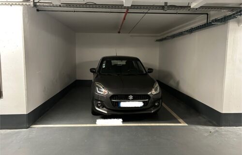 Grande place parking adaptée aux SUV et minivans